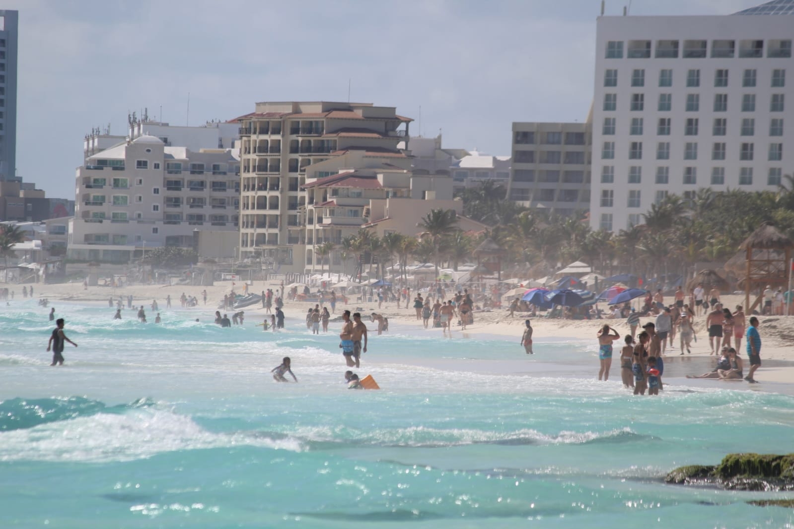 Playa Gaviota Azul en Cancún registra aforo de cerca de 200 personas: EN VIVO