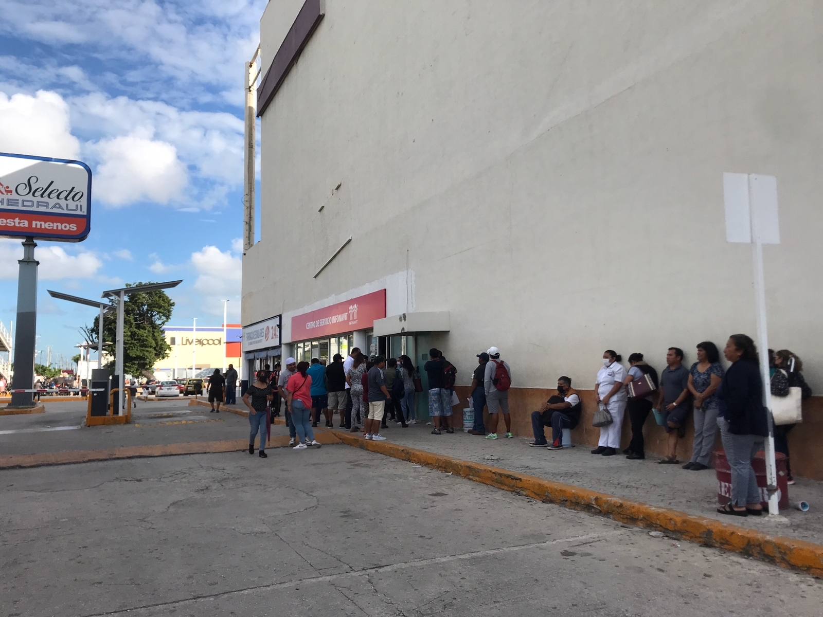 Derechohabientes de Infonavit hacen largas filas en Cancún para modificar sus créditos: EN VIVO