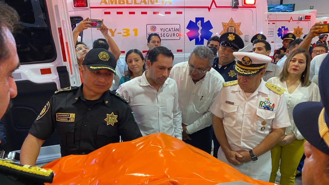 Mauricio Vila entrega patrullas y ambulancias a la SSP Yucatán: EN VIVO