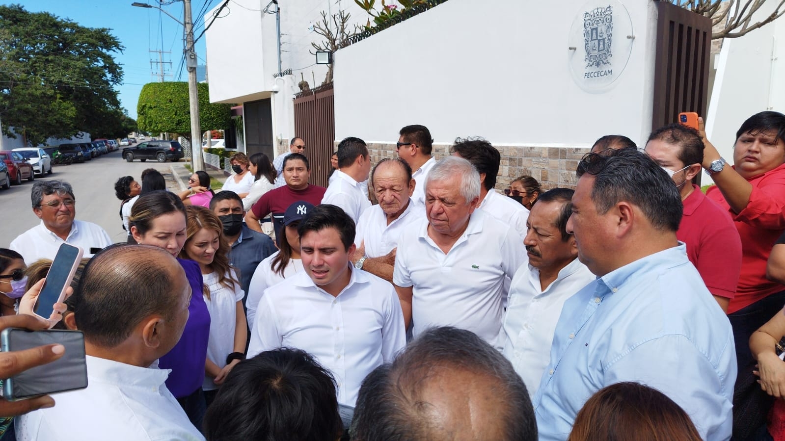 Emilio Lara acudió a la Fiscalía Anticorrupción de Campeche tras el cateo en su casa