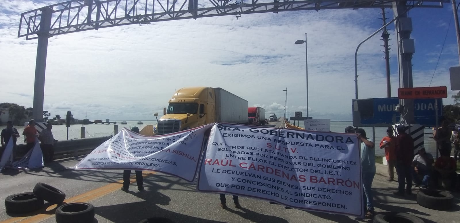 Conductores causan zafarrancho por bloqueo de taxistas en Ciudad del Carmen: VIDEO