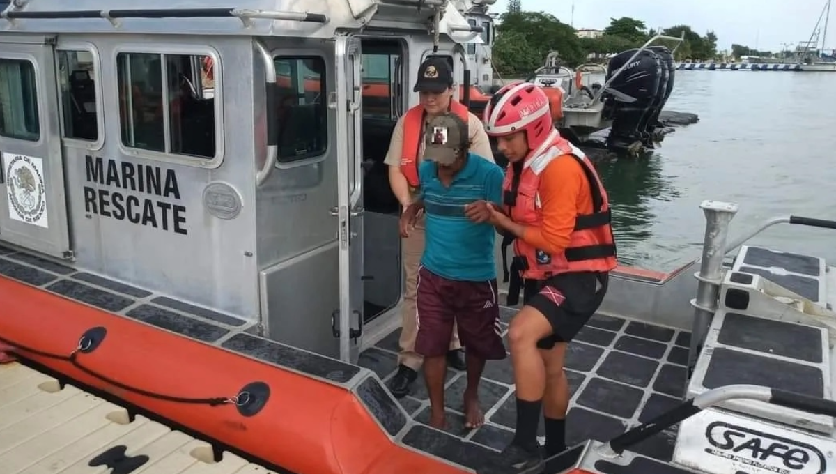 Rescatan a pulpero en altamar en Yucatán, luego de caer de una lancha