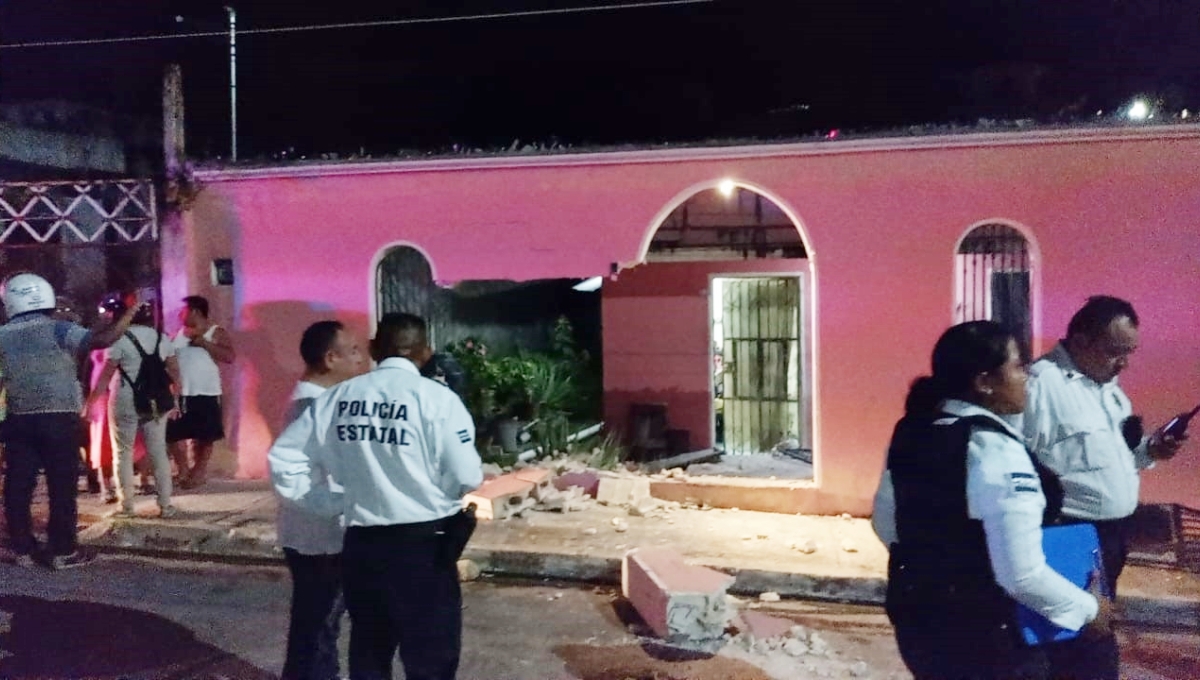 ¿Bache, maldito? Conductor destruye fachada en Campeche al esquivar el hueco de una calle
