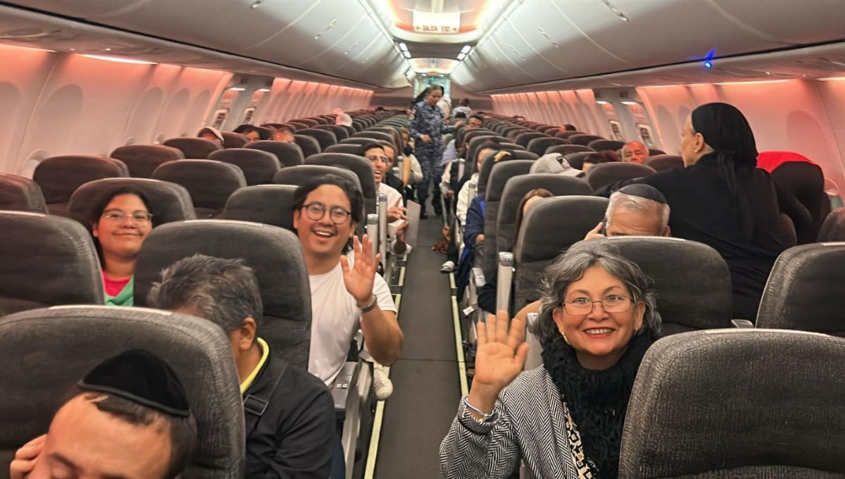 Vuela a México el primer vuelo con mexicanos rescatados en Israel