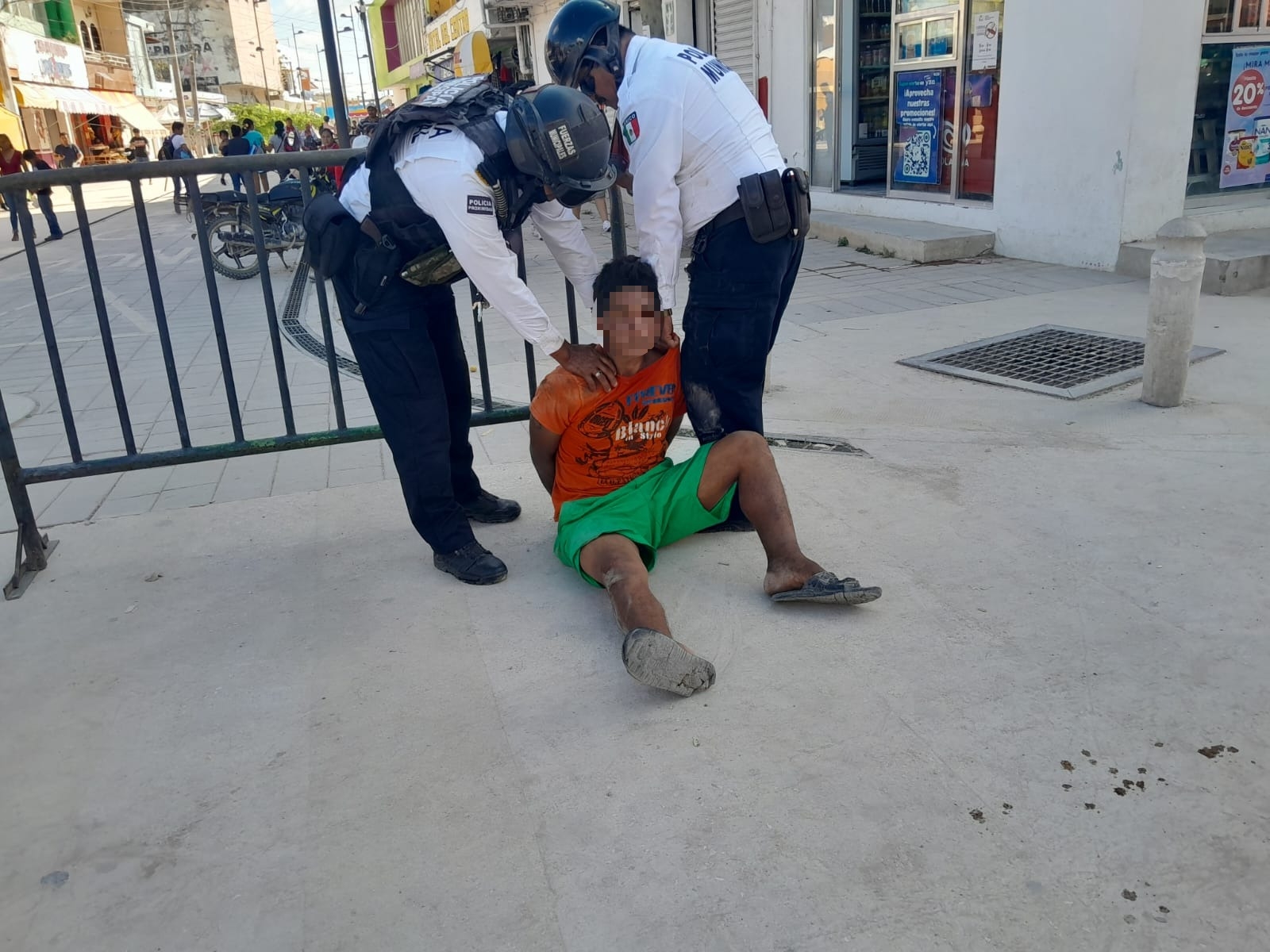 En Escárcega, clientes golpean a un hombre por tirarles su comida