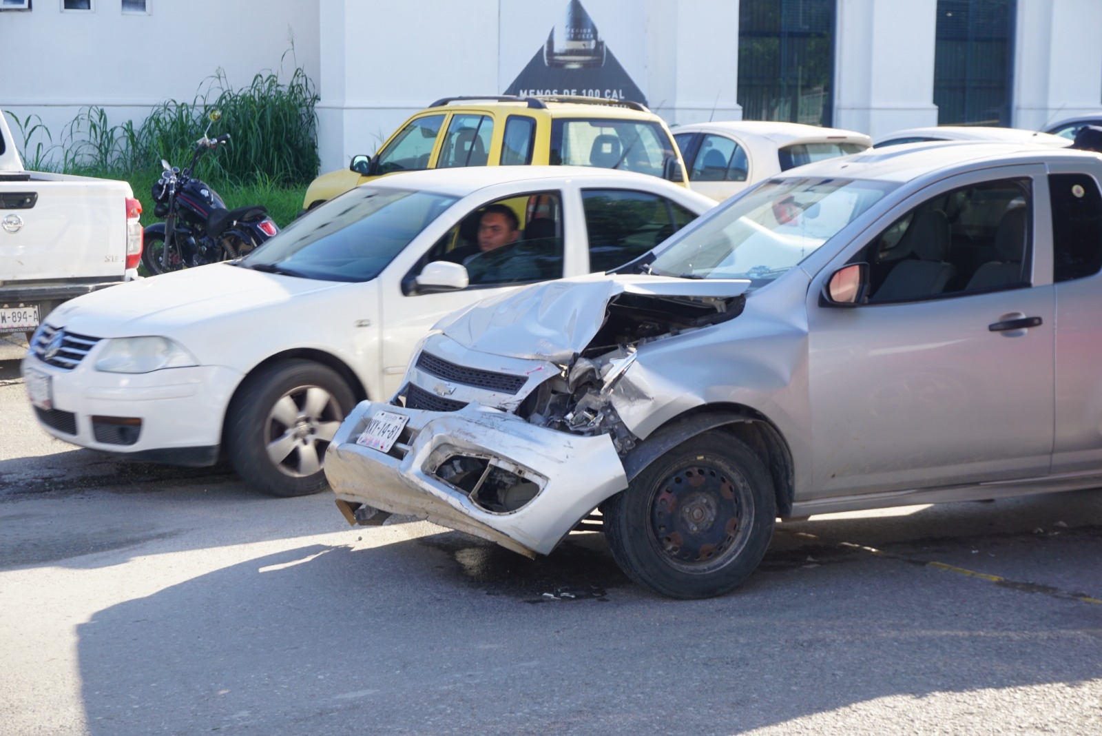 Conductor a exceso de velocidad se estrella contra un auto en Campeche