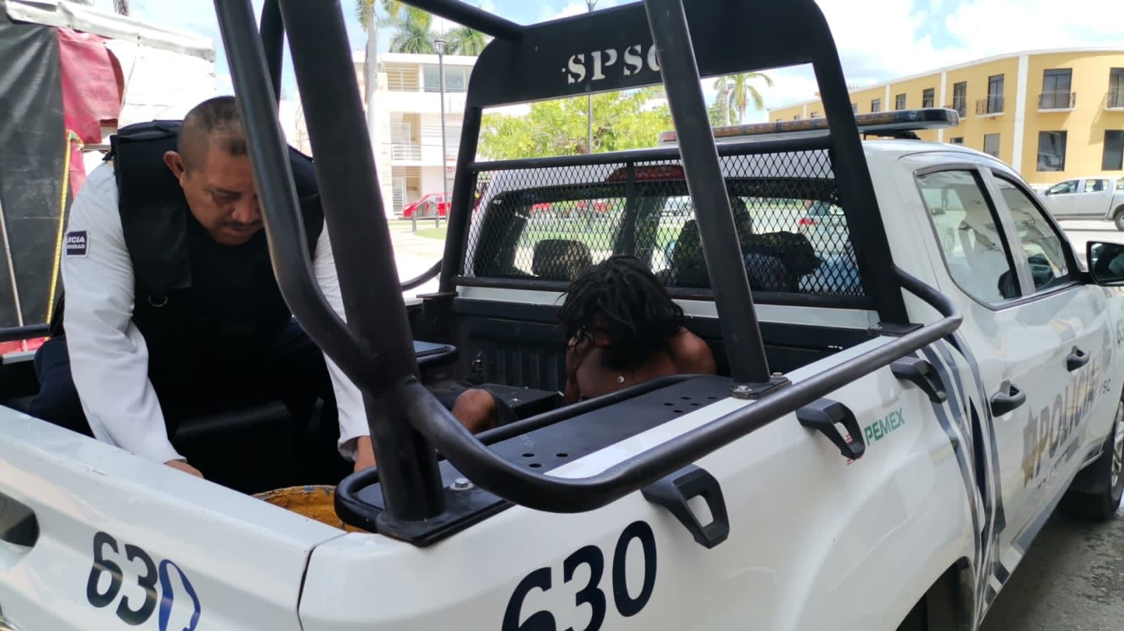 Detienen a un hombre por merodear 'armado' cerca de autos estacionados en Campeche