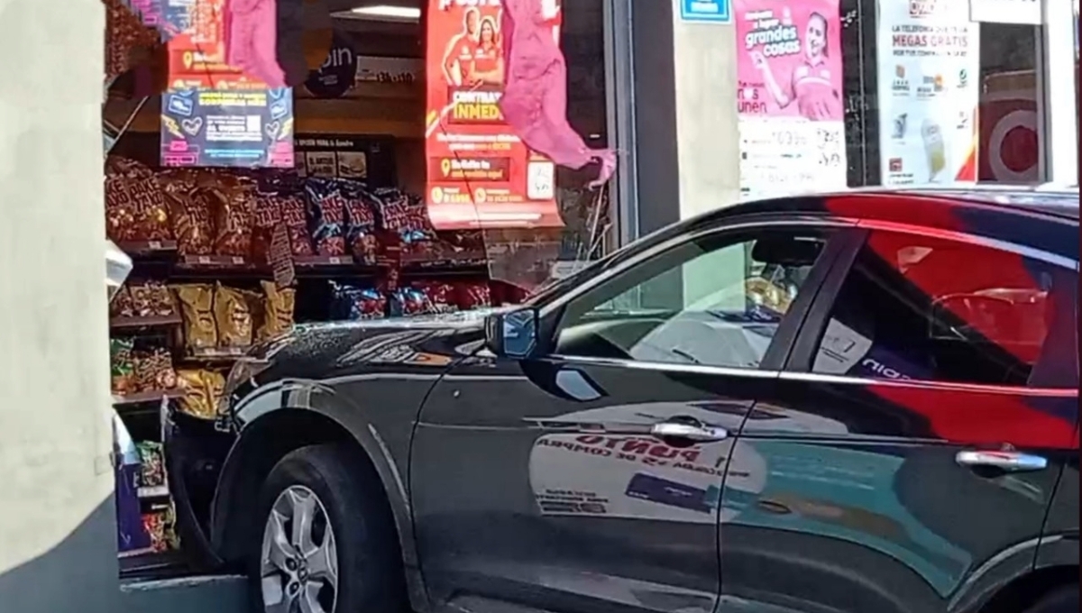 Mujer confunde freno con acelerador y se estrella contra un Oxxo en Ciudad del Carmen