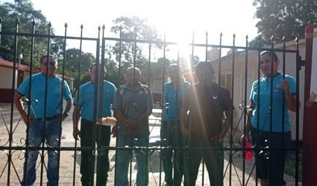 Madres de familia encierran a maestros en una primaria de José María Morelos