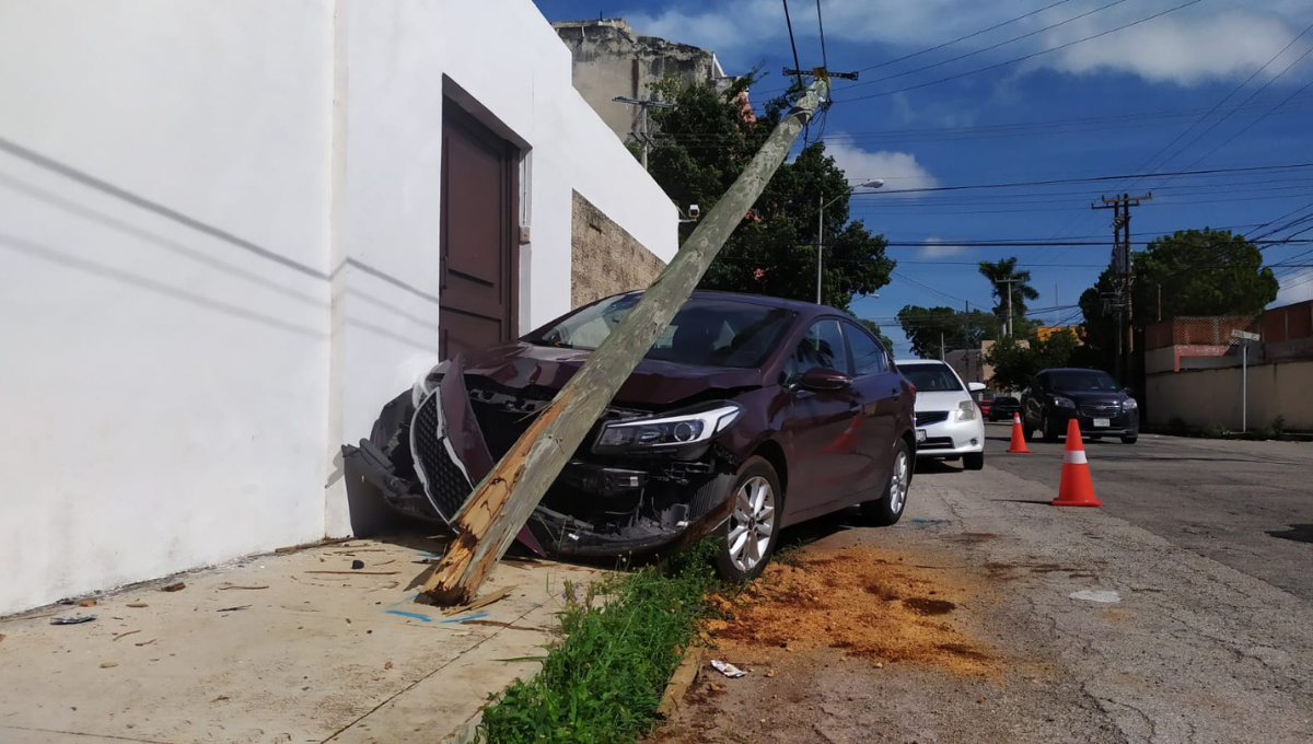 Conductora se desmaya luego de derribar un poste en Mérida