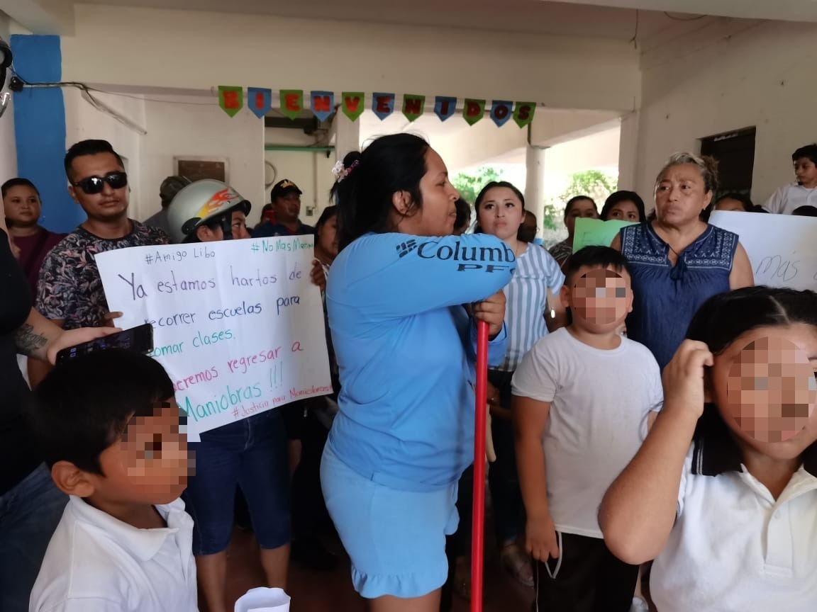 Con piedras y palos, padres de familia en Progreso toman una escuela primaria: VIDEO