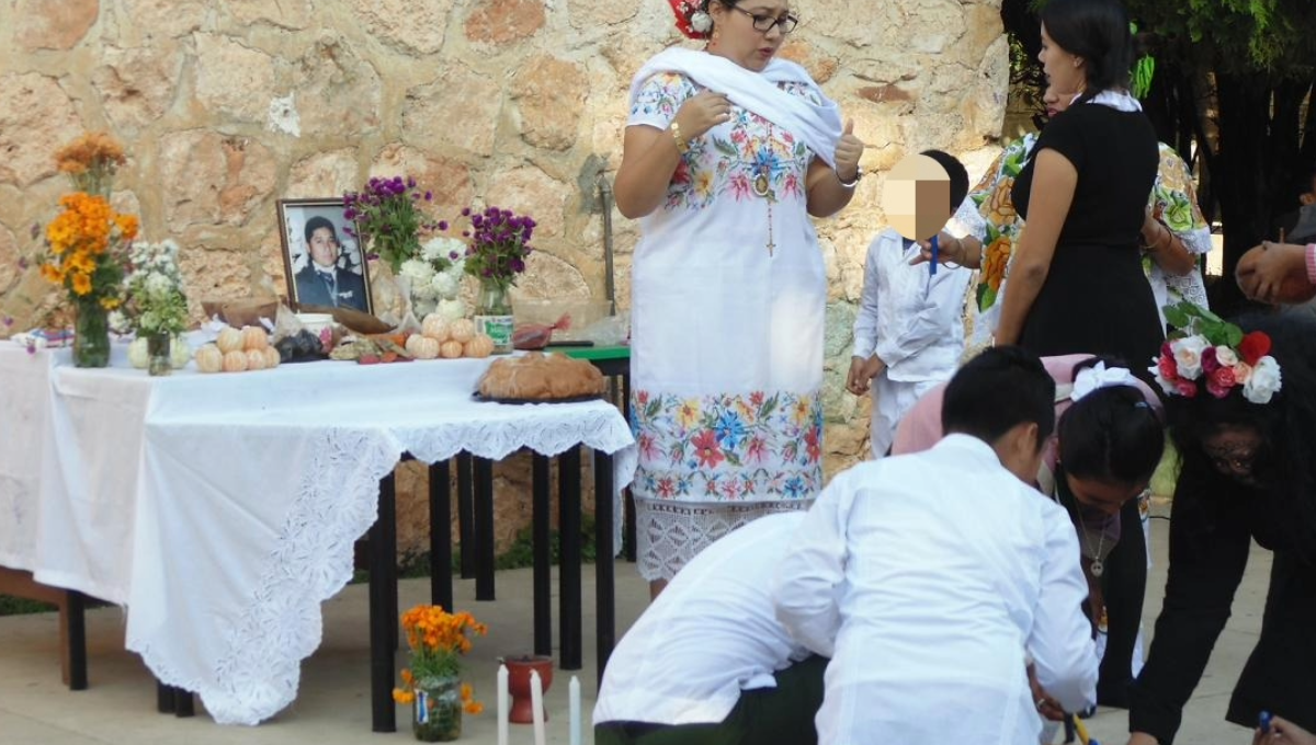 En el marco de las conmemoraciones dedicadas a los fieles difuntos, los maestros y directivos realizaron una exhibición de los altares