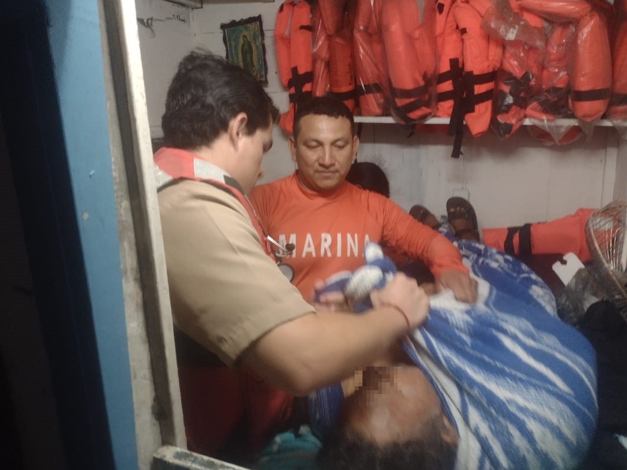Secretaría de Marina rescata a un pescador en Progreso tras caer en un coma diabético en altamar