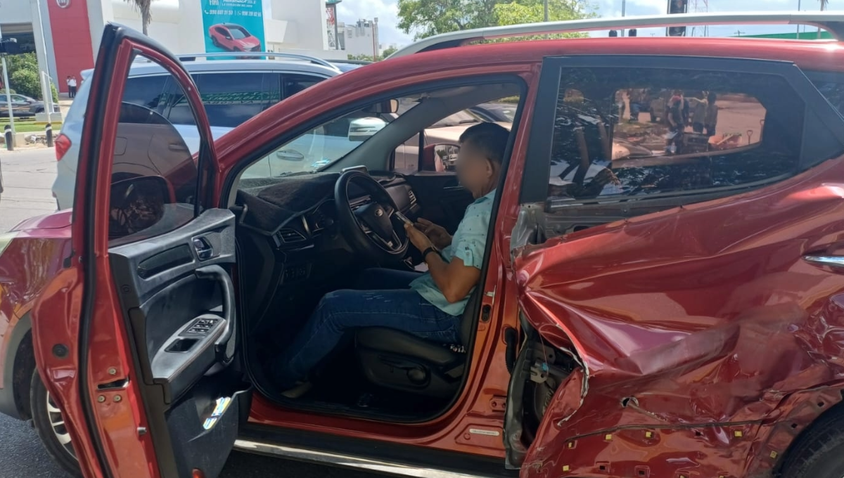 Camioneta se impacta contra un poste en la avenida Tankáh en Cancún