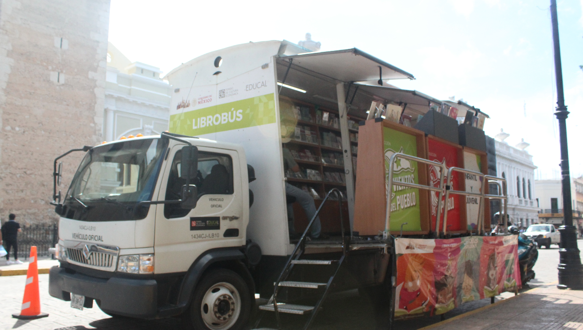 Librobus pone al alcance de todos sus ejemplares en la Plaza Grande de Mérida