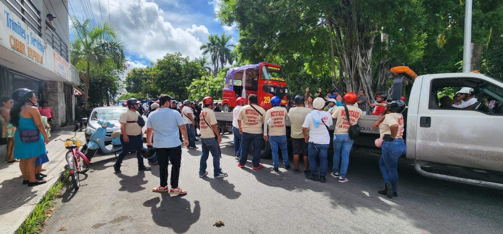 Mototaxistas de Cozumel bloquean grúa para evitar que Imoveqroo sancione una unidad