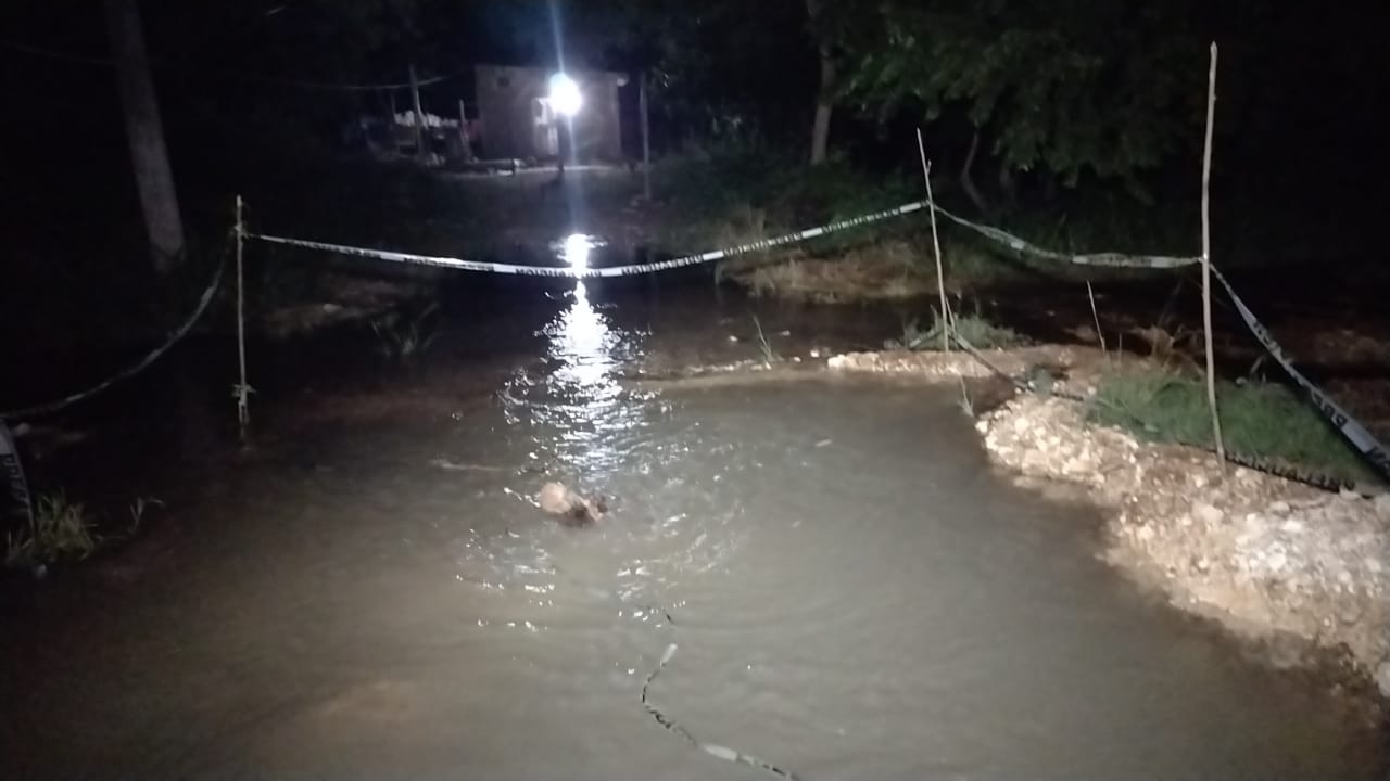 Fuga de agua convierte en piscina una avenida en Felipe Carrillo Puerto