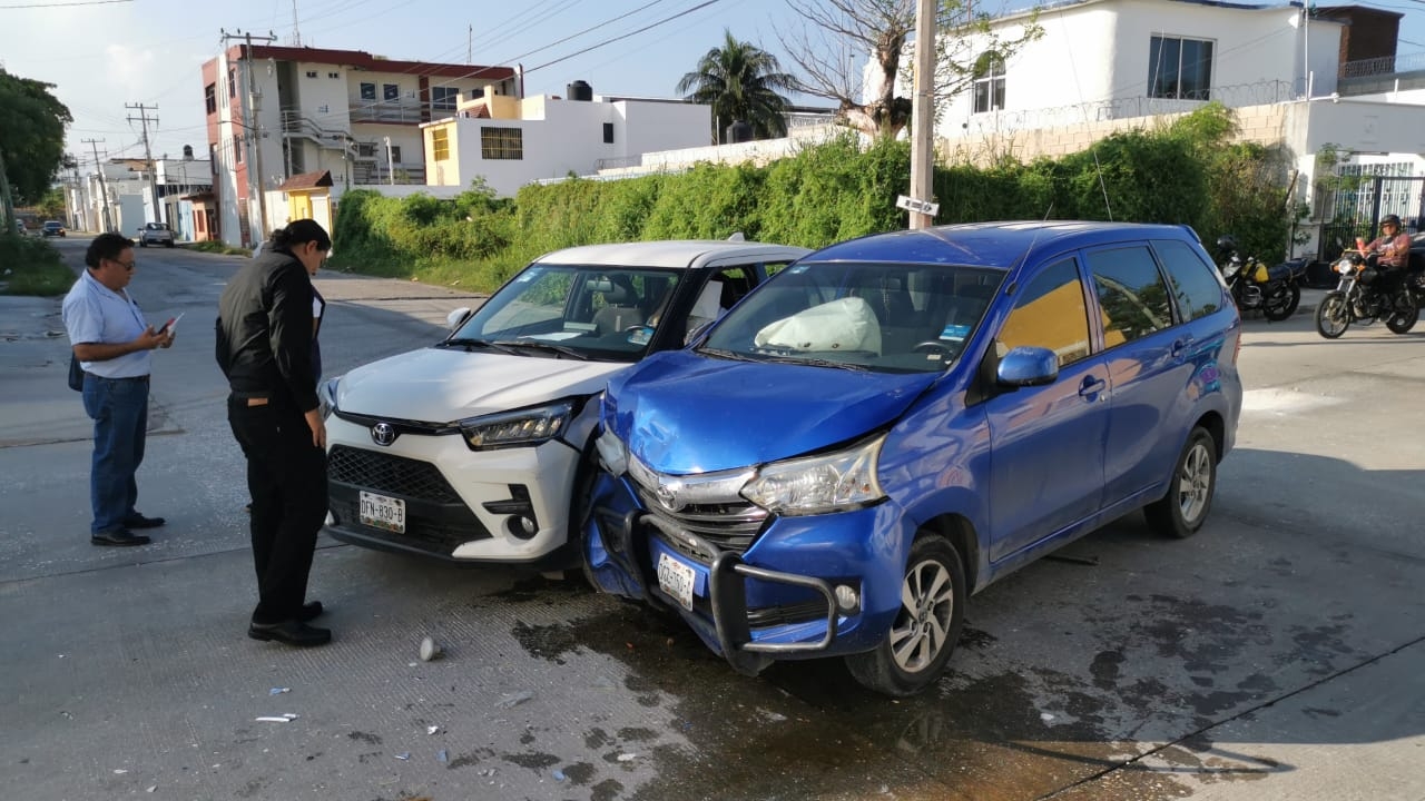 Choque en Ciudad del Carmen deja dos autos con graves daños