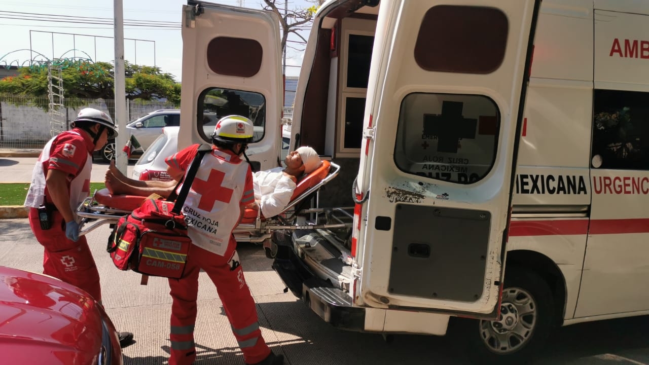 El hombre fue auxiliado y trasladado al Hospital - IMSS Bienestar de Ciudad del Carmen