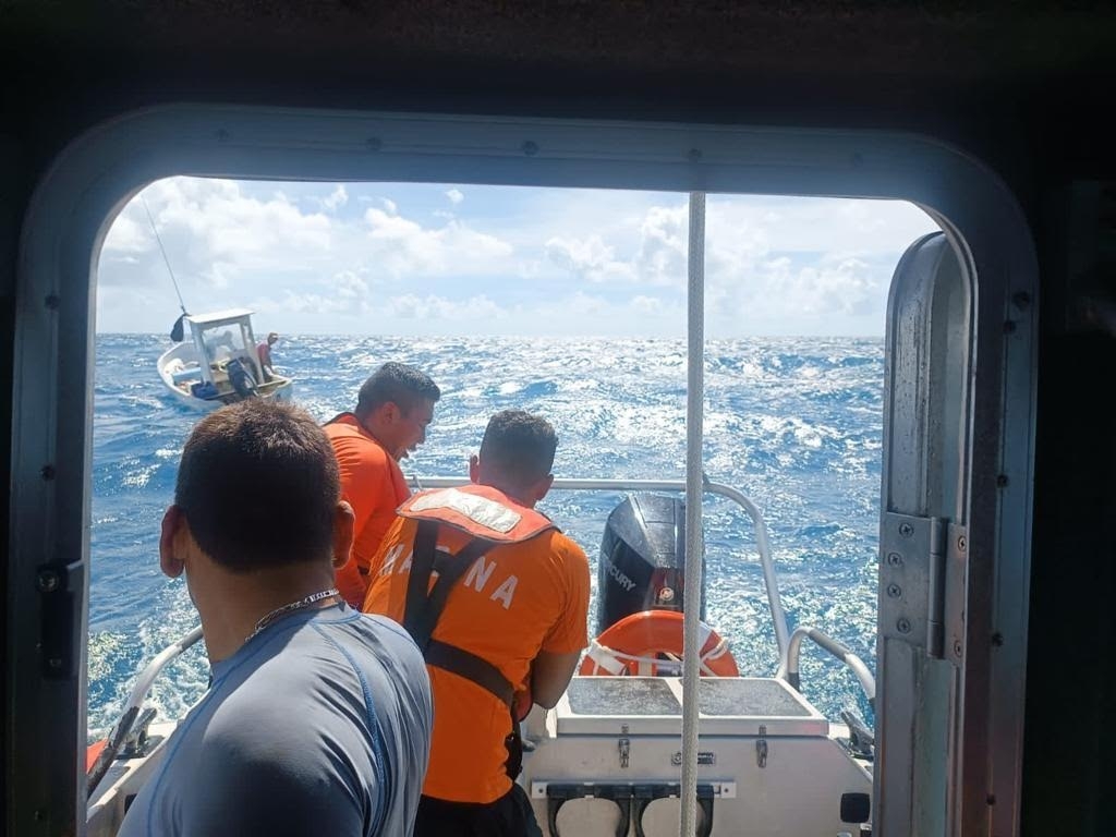 Una unidad de la ENSAR remolcó la barcaza hasta Puerto Juárez con los pescadores a bordo