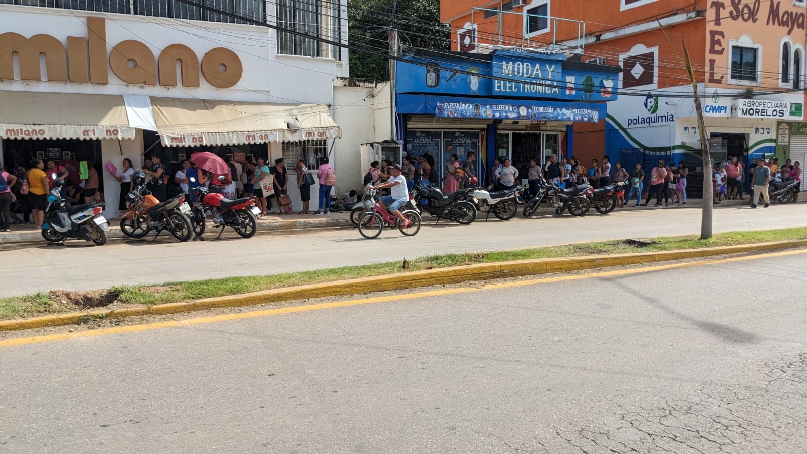 Becas del Bienestar: Madres de familia hacen larga fila para nueva tarjeta en José María Morelos