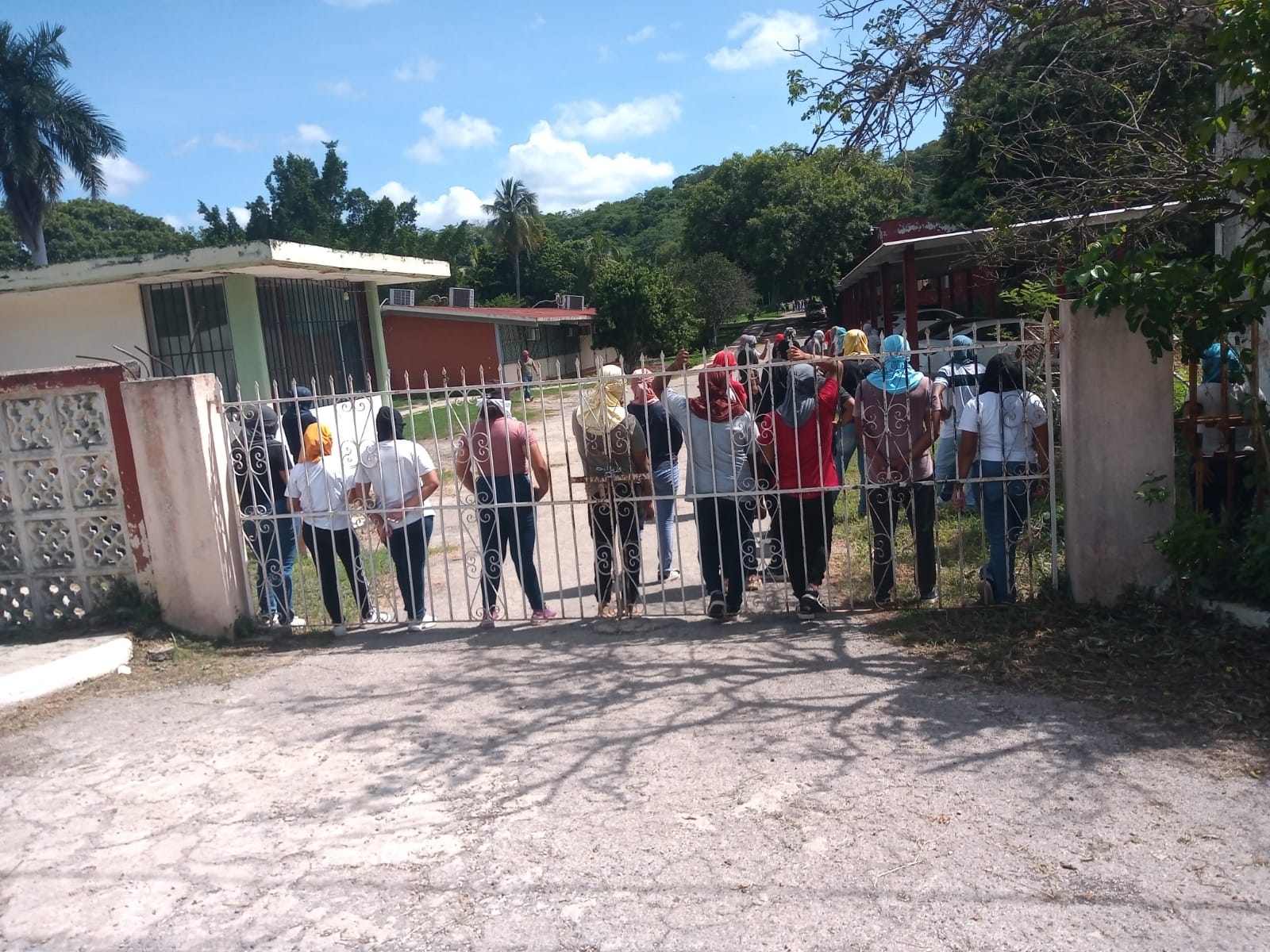 Estudiantes encapuchados blindan la Escuela Normal Rural de Hecelchakán, Campeche