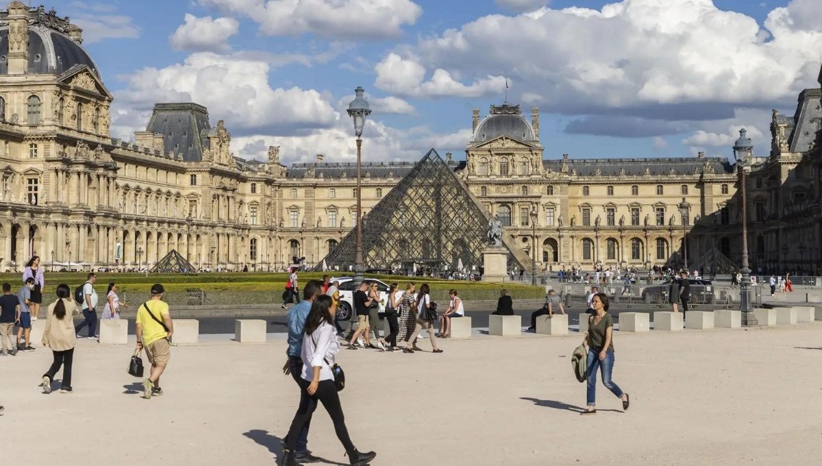 Museo del Louvre es desalojado por amenaza de bomba