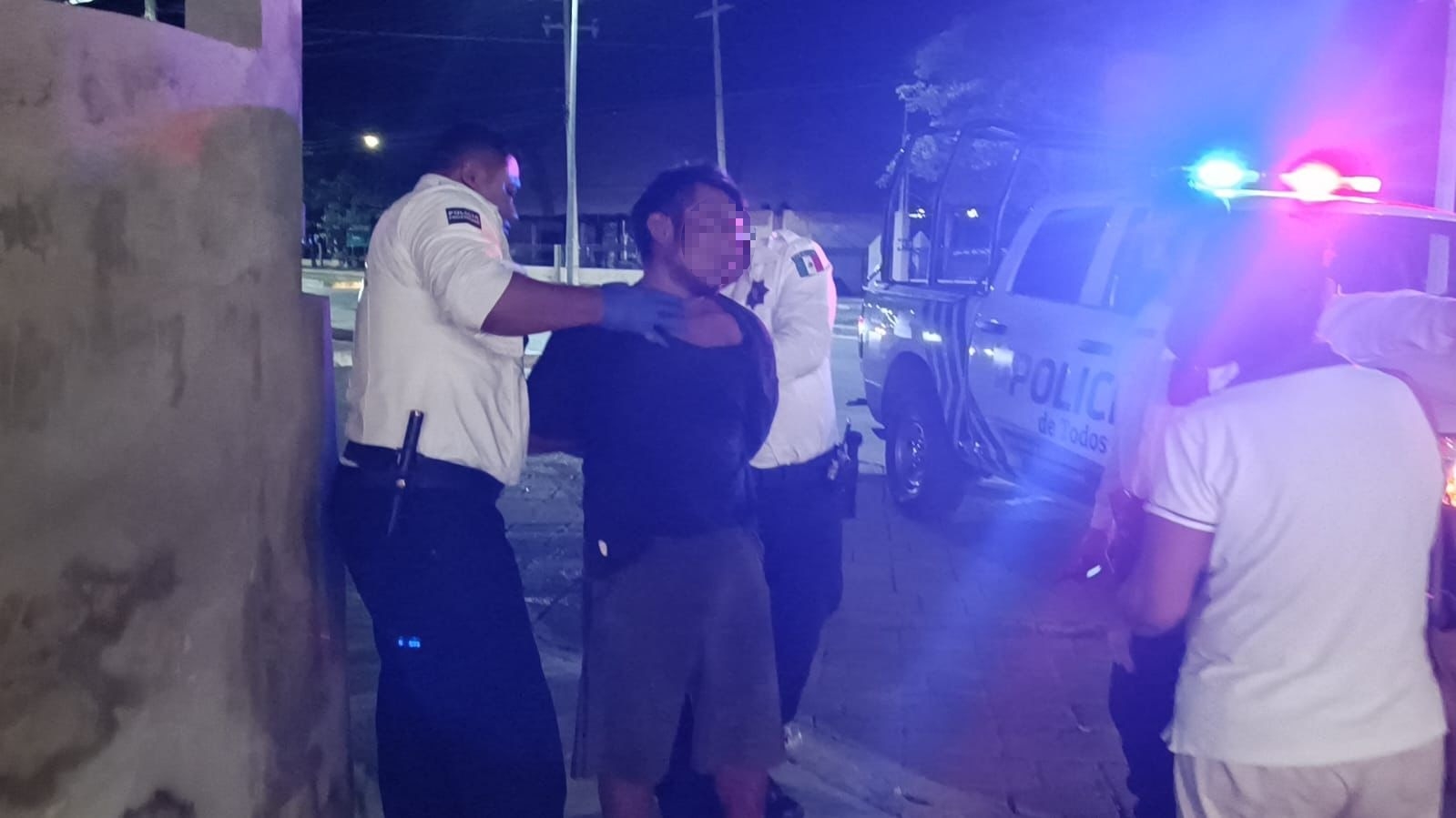 Detienen a un hombre luego de orinar afuera de una casa en Campeche