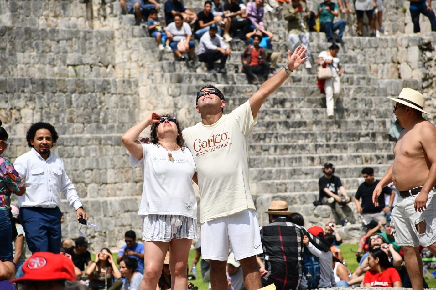 Turistas se reúnen en Edzná, Campeche, por el Eclipse solar 2023: FOTOS