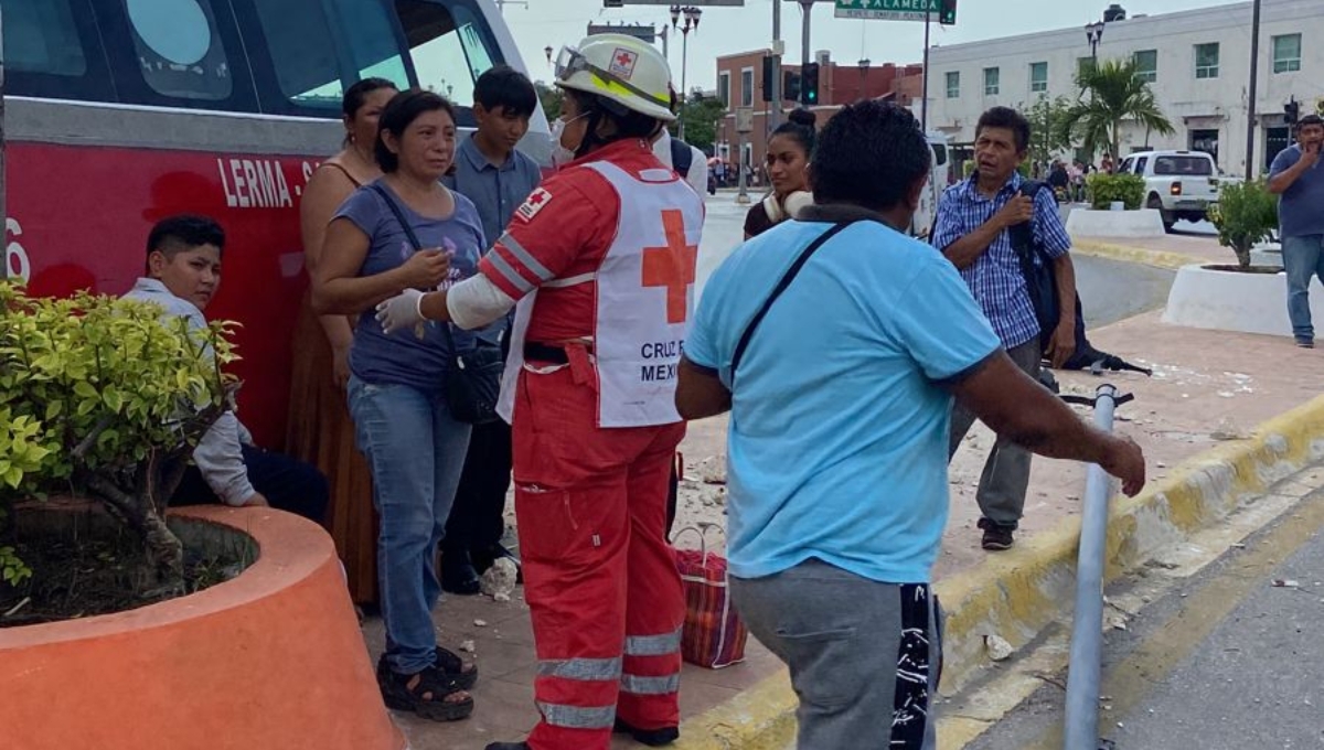 Chofer de una combi se desmaya y choca en Campeche; hay pasajeros heridos: EN VIVO