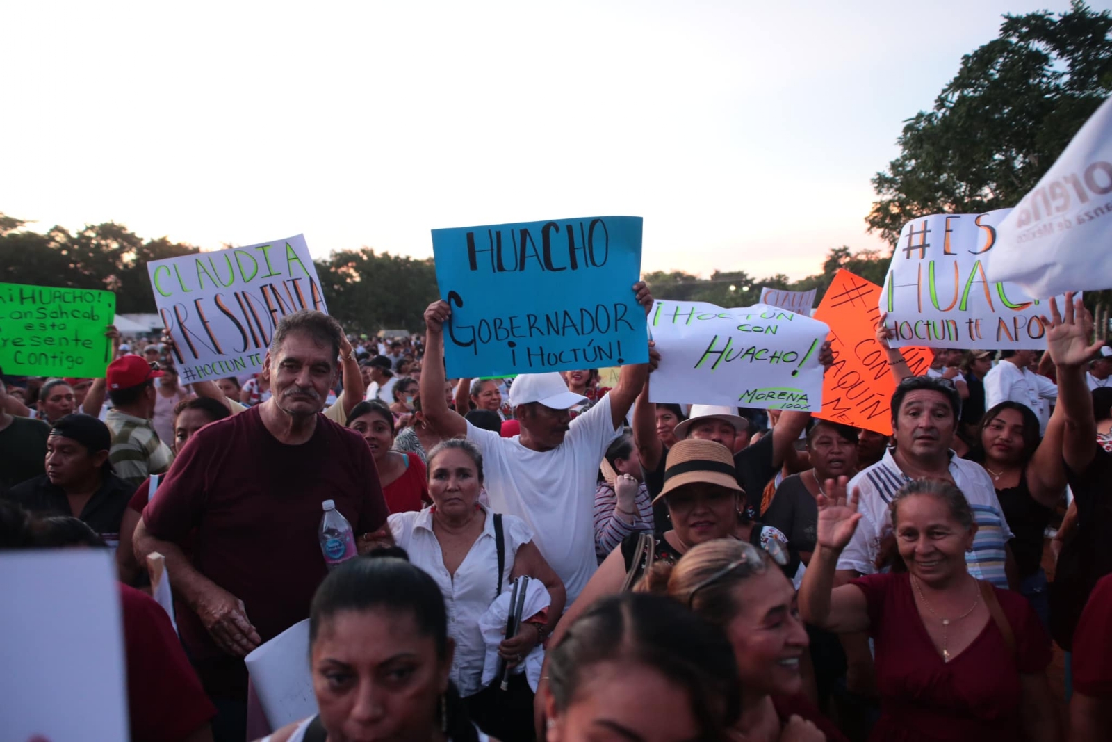 Con pancartas, yucatecos respaldan a Joaquín Díaz Mena para la encuesta de Morena