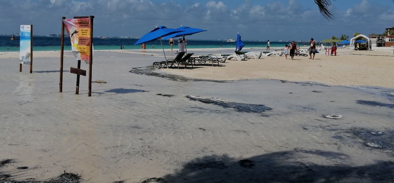 Marea alta se 'come' las playas de Isla Mujeres e Isla Blanca en Quintana Roo