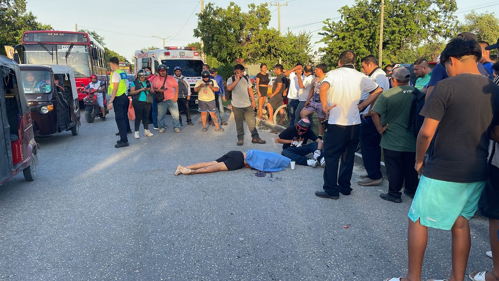 Funcionaria de Cancún mata a una motociclista y huye del lugar