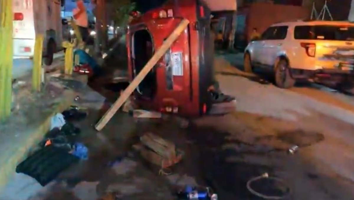 Conductor ebrio queda prensado en su camioneta al volcar en Ciudad del Carmen
