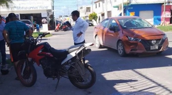 Conductor se 'vuela' el alto y choca a un motociclista en Chetumal