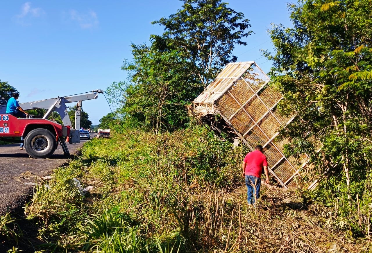 Accidente en la carretera Chetumal-Mérida deja daños de más de 100 mil pesos