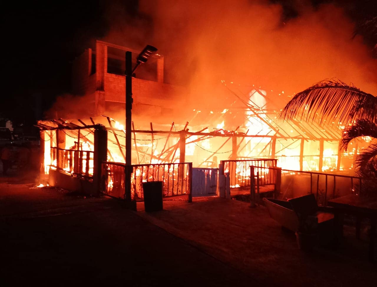El incendio del restaurante El Faro del Morro en la avenida Resurgimiento de Campeche registró graves daños materiales