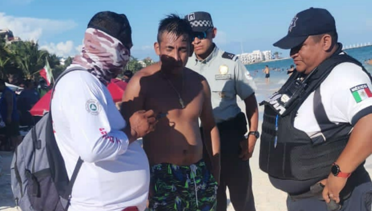 Salvan a bañista de ahogarse al sufrir un calambre en Playa del Carmen