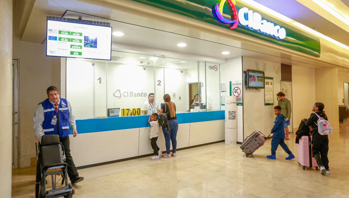Turistas se quejan de las casas de cambio en el aeropuerto de Cancún