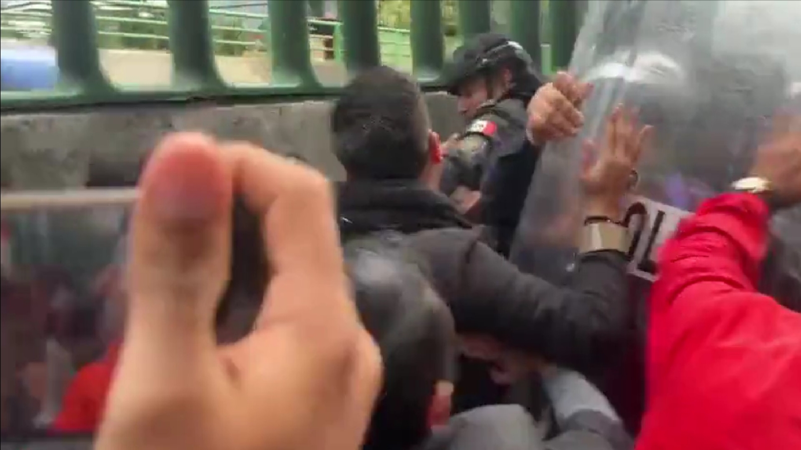 Trabajadores del Poder Judicial Federal se enfrentan a policías en el Periférico Sur en la CDMX: VIDEOS