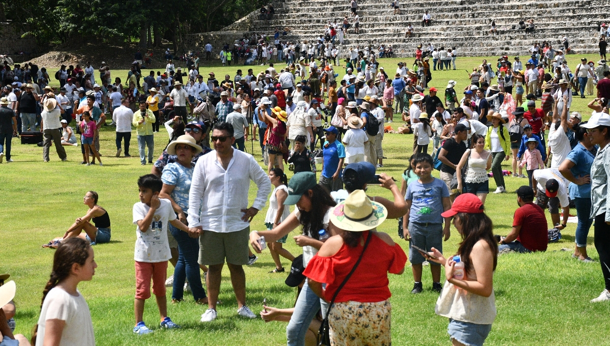 En Edzná, Campeche, más de 7 mil personas se reunieron para presenciar el eclipse solar
