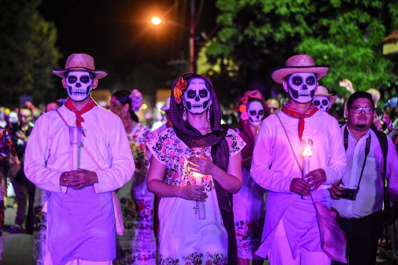 Catrines y catrinas participan en el Paseo de las Ánimas en Mérida