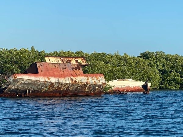 Quintana Roo: Más de seis barcos siguen varados en la costa de Isla Mujeres