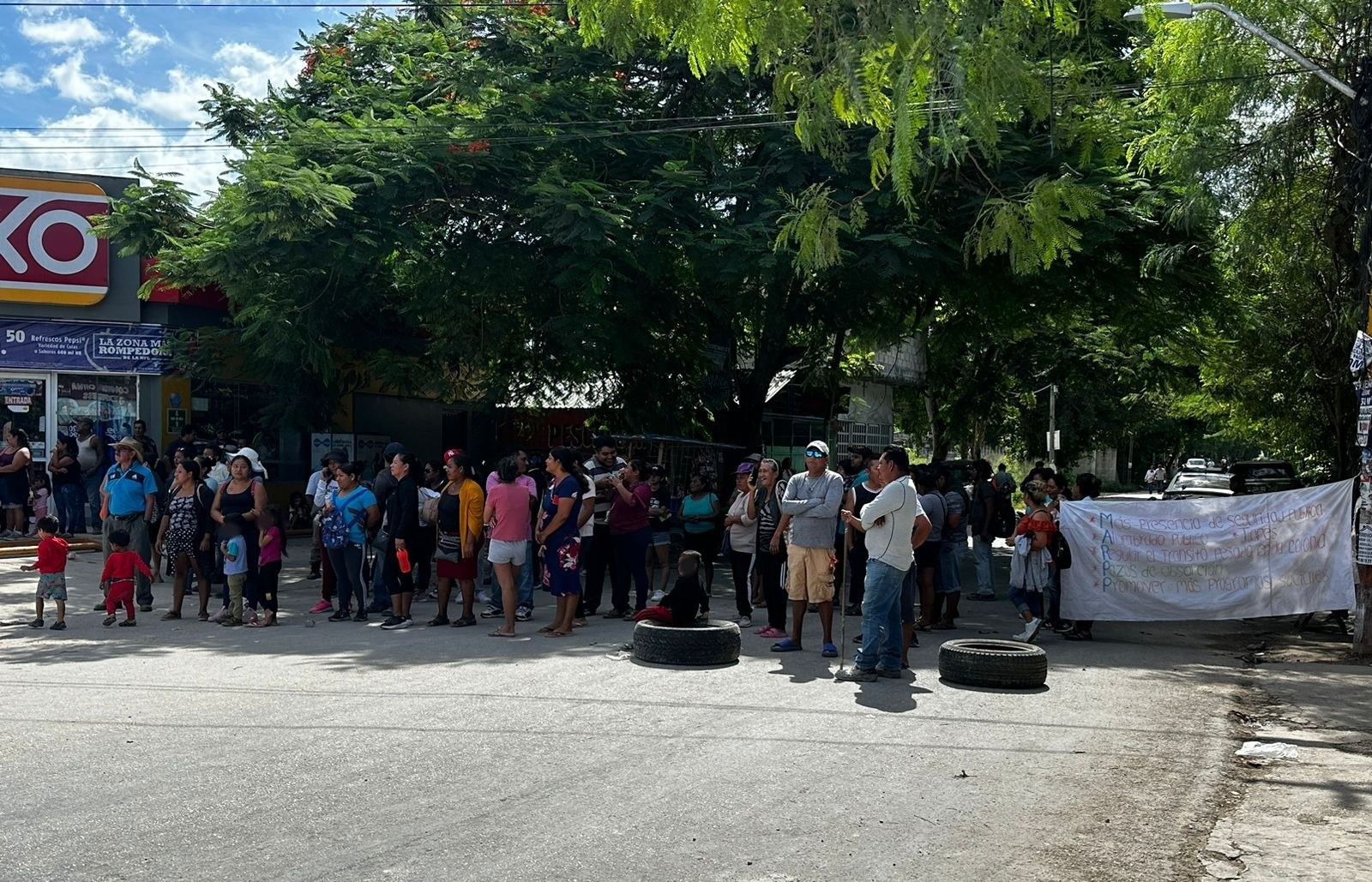 ¿Por qué los vecinos de Tres Reyes en Cancún bloquearon una calle?