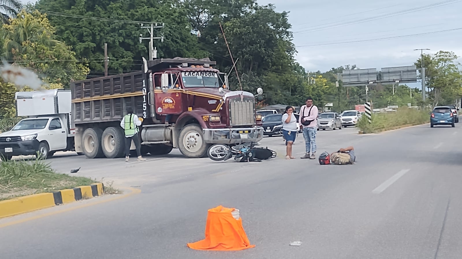 Choque entre un tráiler y una moto en la vía Chetumal-Bacalar deja un lesionado