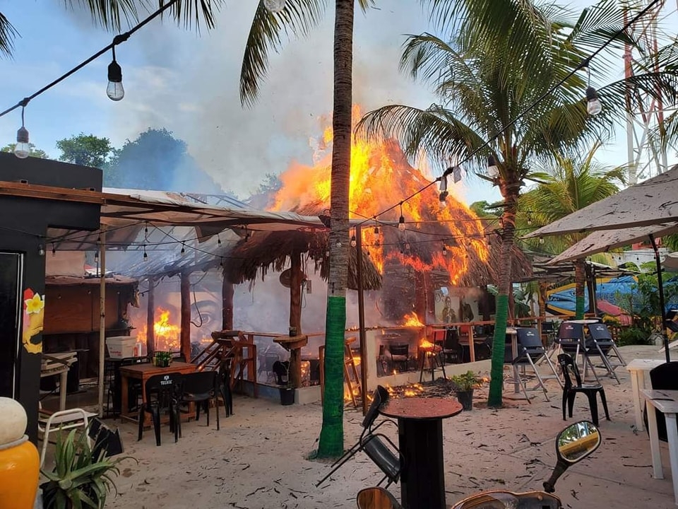 Incendio consume restaurante-bar en Puerto Morelos