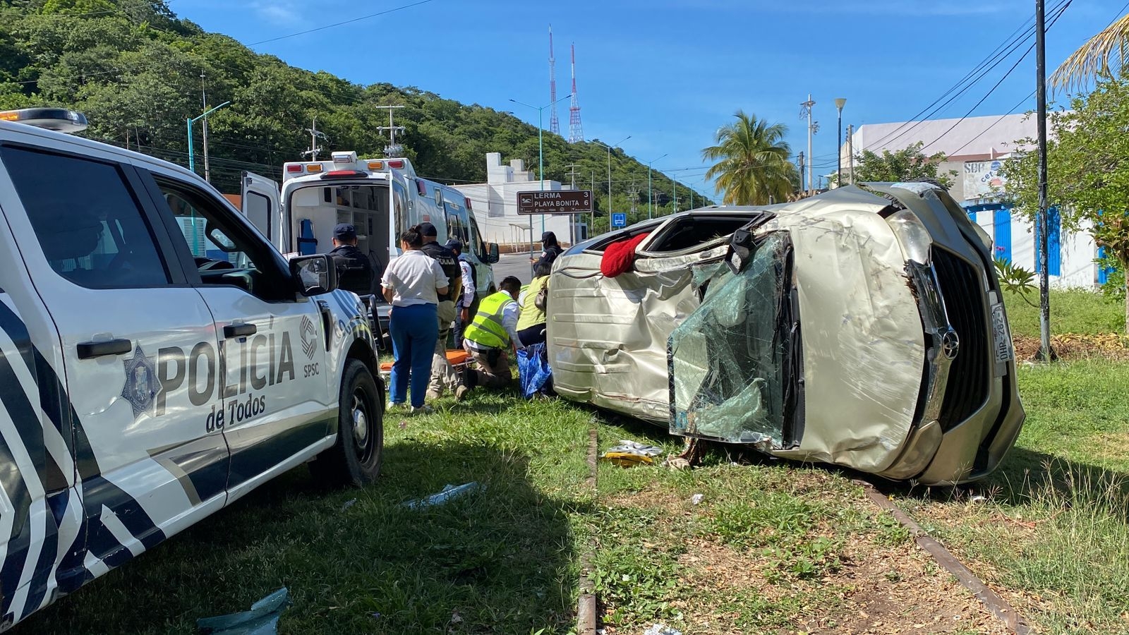 Conductora destroza su camioneta luego de volcar en Campeche