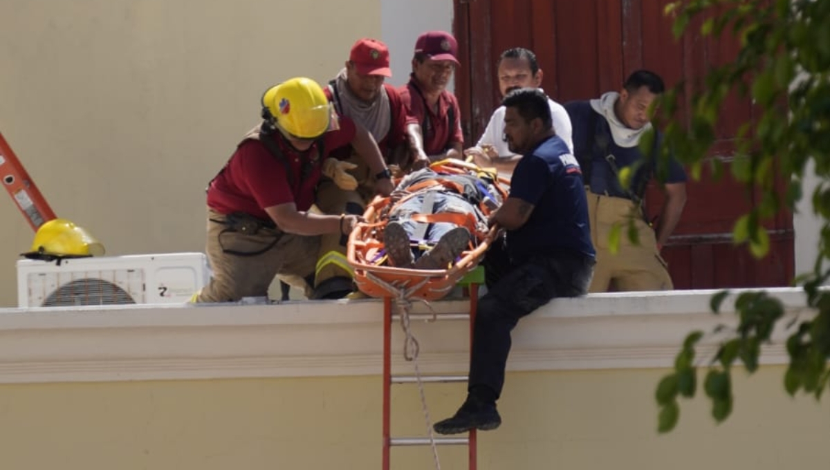 Hombre cae de una altura de ocho metros en el DIF en Campeche