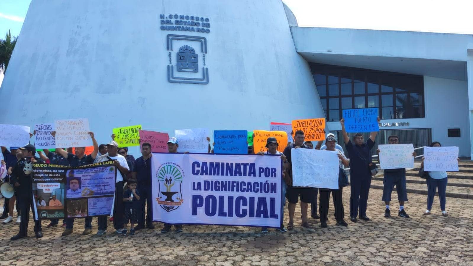 Policías de Chetumal exigen bajar la edad de jubilación a 25 años de servicio