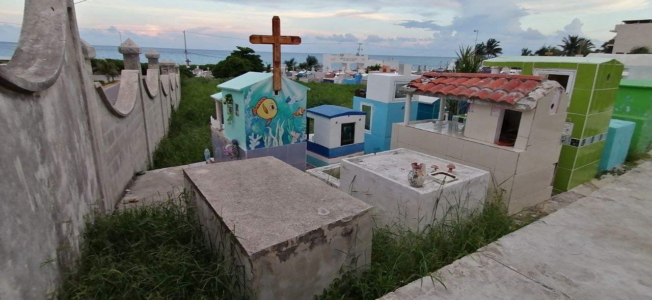Cementerios de Isla Mujeres, llenos de maleza a un mes del Día de Muertos